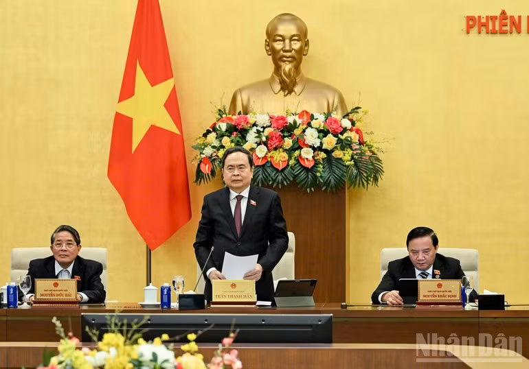 国会主席陈青敏主持会议并致开幕词。