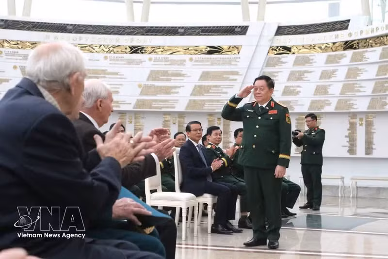 阮重义大将会见曾在战争期间帮助越南的白俄罗斯军事专家。（图片来源：越通社）
