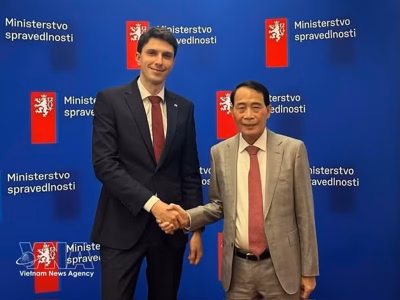 越南公安部副部长黎国雄上将与捷克司法部副部长亚当·希米切合影。（图片来源：越通社）