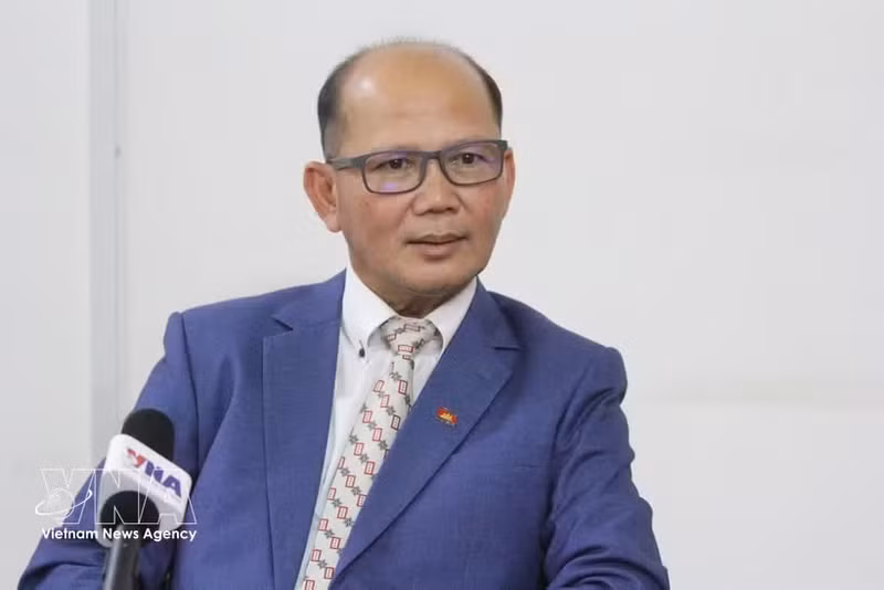 柬埔寨国际关系学院专家乌奇·莱昂接受越通社驻柬埔寨记者的采访。（图片来源：越通社）