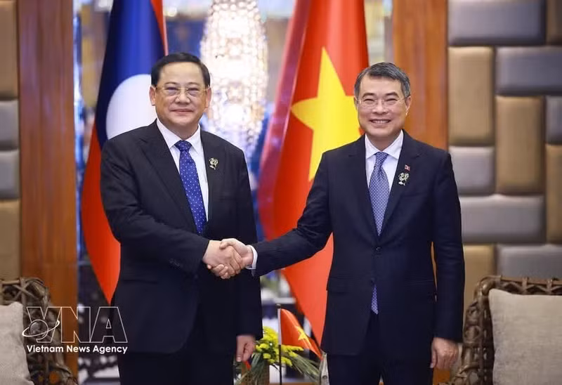 出席在菲律宾宿务举行的第48届东盟峰会期间，2026年5月8日下午，黎明兴总理会见老挝总理宋赛·西潘敦。（图片来源：越通社）