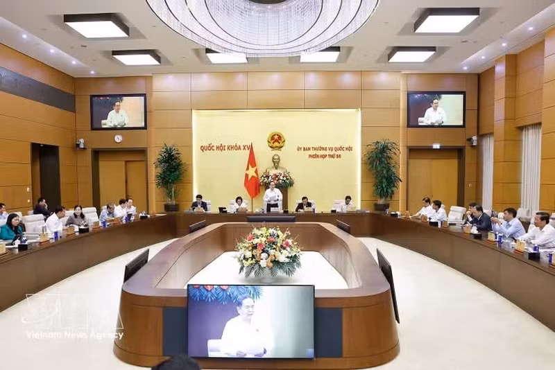 国会常务委员会的一场会议。（图片来源：越通社）