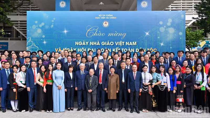 国会副主席杜文战与各位代表和财政学院学生在庆祝活动上合影。