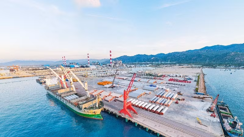 永新国际海港（林同省永好乡）接收大型货轮，服务于货物的进出口。