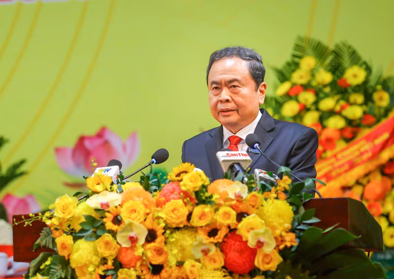 国会主席陈青敏发表讲话。