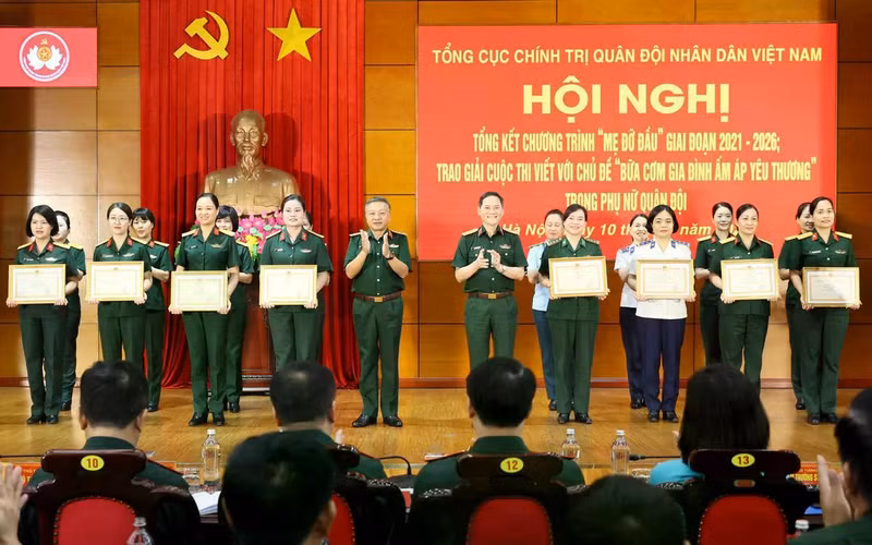 越南人民军总政治局副主任黎光明上将与越南人民军副总参谋长范长山上将向各集体和个人颁发奖励。（图片来源：越通社）