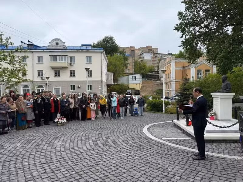 各位代表在俄罗斯符拉迪沃斯托克市胡志明公园胡志明主席纪念碑前隆重举行献花仪式，纪念胡志明主席诞辰136周年。（图片来源：越通社）