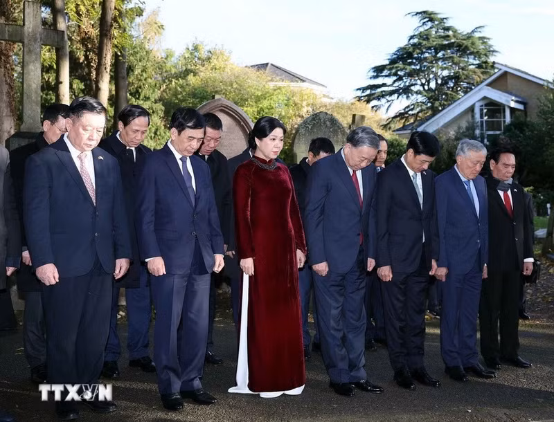 苏林总书记一行拜谒马克思墓地。（图片来源：越通社）