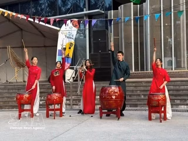 VACEO艺术班的小朋友们在Narellan“文化融合”节上参加表演。（图片来源：越通社）