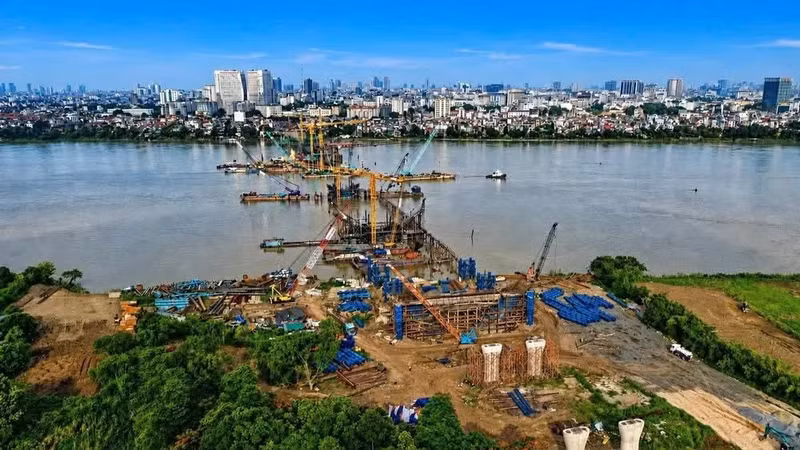 参与陈兴道桥（河内）建设的各施工单位正在加快施工进度，力争在2027年第二季度完成该项目。（图片来源：达芳）