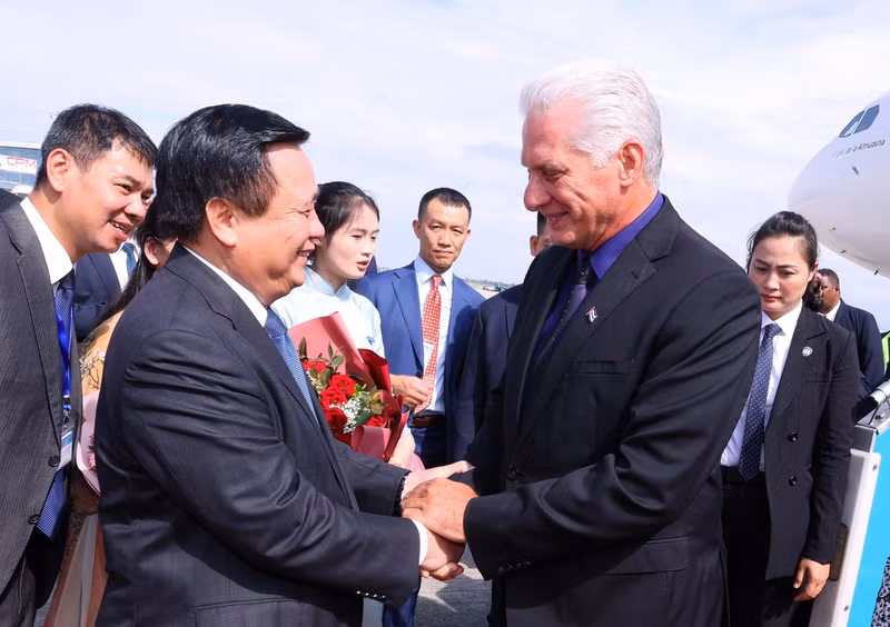 越共中央政治局委员、中央理论委员会主席、胡志明国家政治学院院长阮春胜在机场迎接古共中央第一书记、古巴共和国主席米格尔·迪亚斯—卡内尔·贝穆德斯及夫人。（图片来源：越通社）