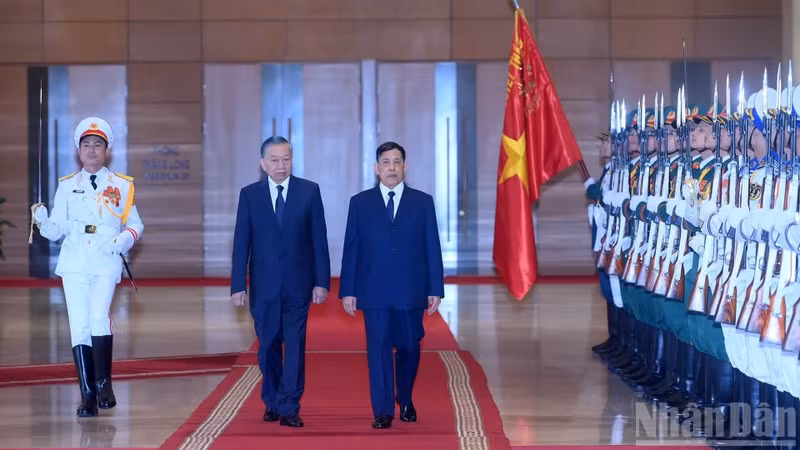 越共中央总书记、国家主席苏林同泰国国王检阅仪仗队。