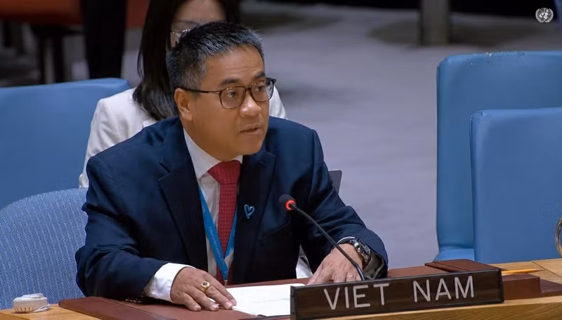 越南常驻联合国代表团副团长阮海刘公使在会上发表讲话。（图片来源：越南常驻联合国代表团）