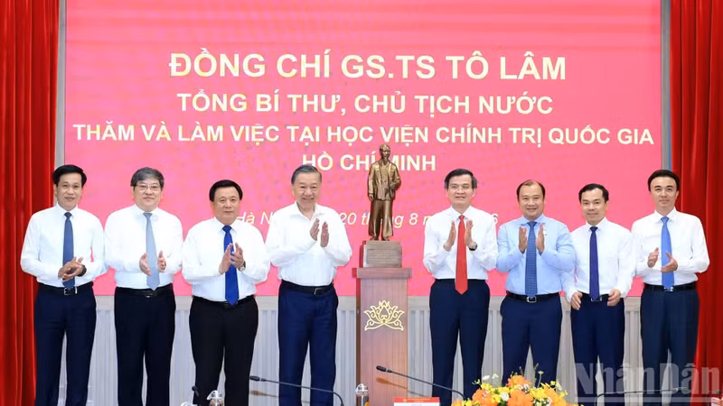 越共中央总书记、国家主席苏林向胡志明国家政治学院赠送胡志明主席雕像。
