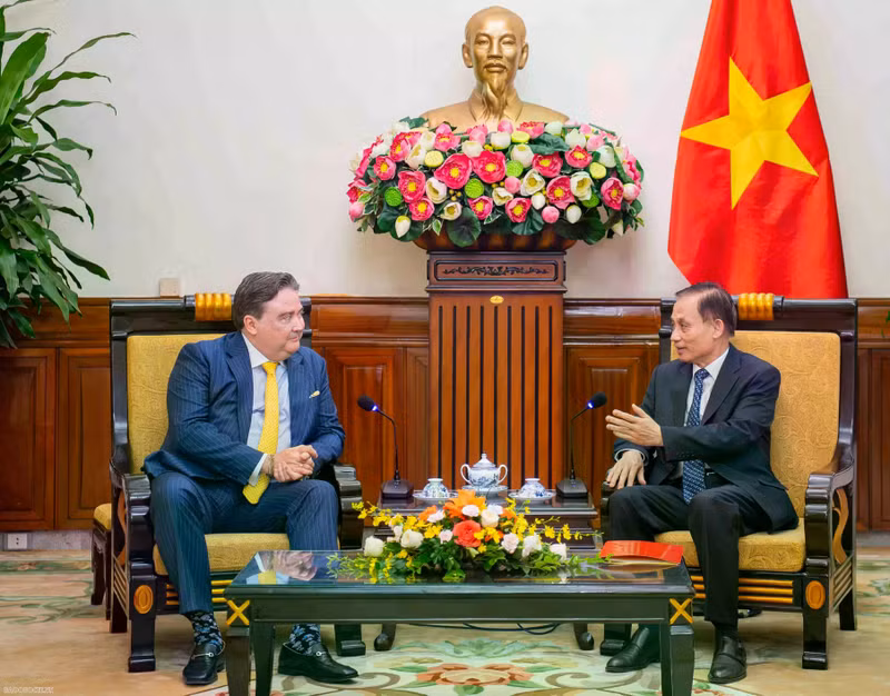 越南外交部代理部长黎怀忠会见美国驻越南大使马克·纳珀。（图片来源：国际报）