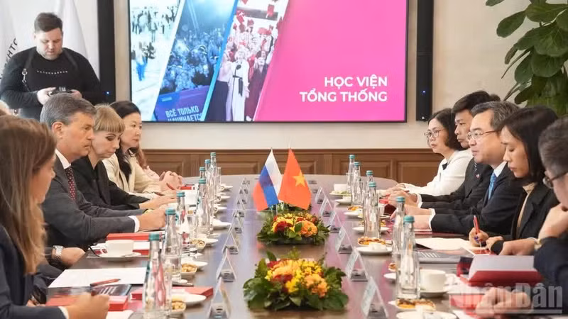 越共中央政策与战略部部长阮青毅与俄罗斯总统学院领导层举行工作会谈。