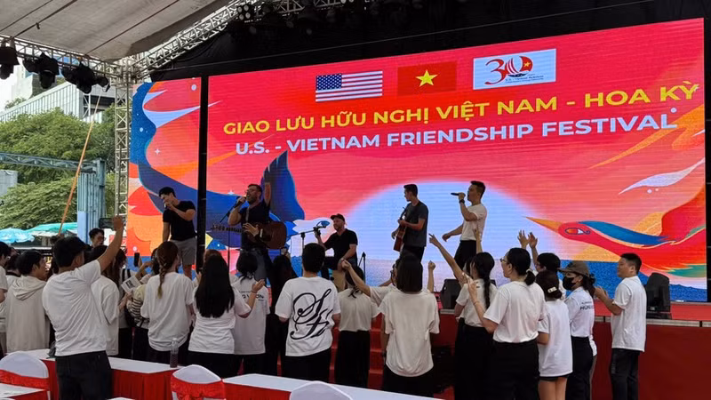 越美友好交流活动在胡志明市举行。（图片来源：htv.com.vn）