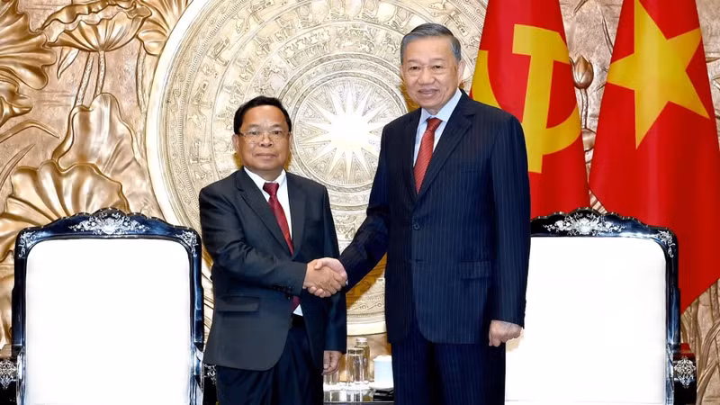 越共中央总书记、国家主席苏林会见老挝副总理兼司法部长坎潘·彭玛塔。