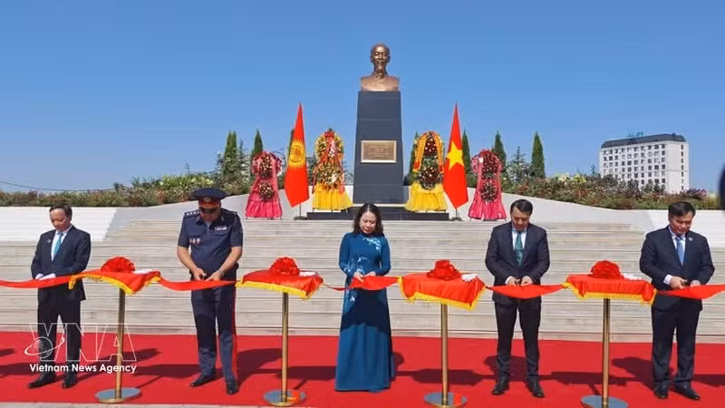 越南国家副主席武氏映春与吉尔吉斯斯坦领导人代表共同为胡志明主席纪念碑剪彩。（图片来源：越通社）