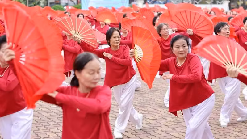 发挥老年人的作用和地位。