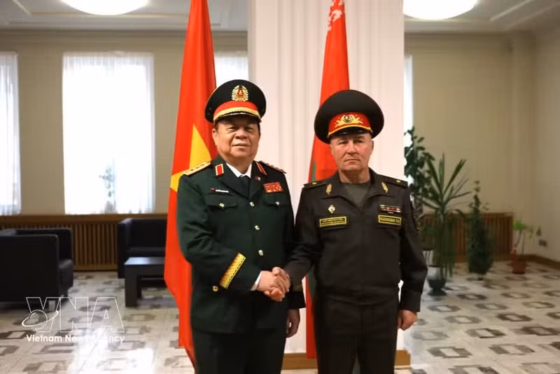 越共中央政治局委员、中央书记处书记、中央军委常委、越南人民军总政治局主任阮重义和白俄罗斯共和国国防部思想工作总局局长列昂尼德·卡辛斯基。（图片来源：越通社）
