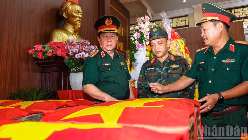 越南人民军总政治局主任阮重义大将视察黎氏莲公园纪念堂内存放英雄烈士遗体区域。