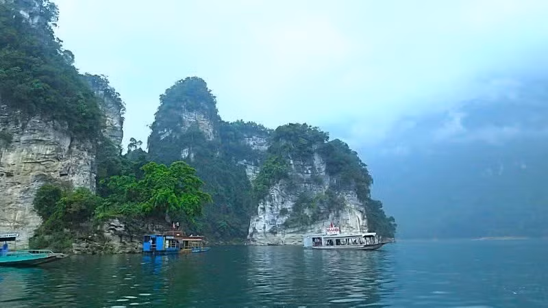 纳杭湖如诗如画的自然风光。