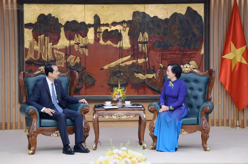 越共中央书记处书记、政府副总理范氏清茶会见中国驻越南大使何炜。（图片来源：VGP）