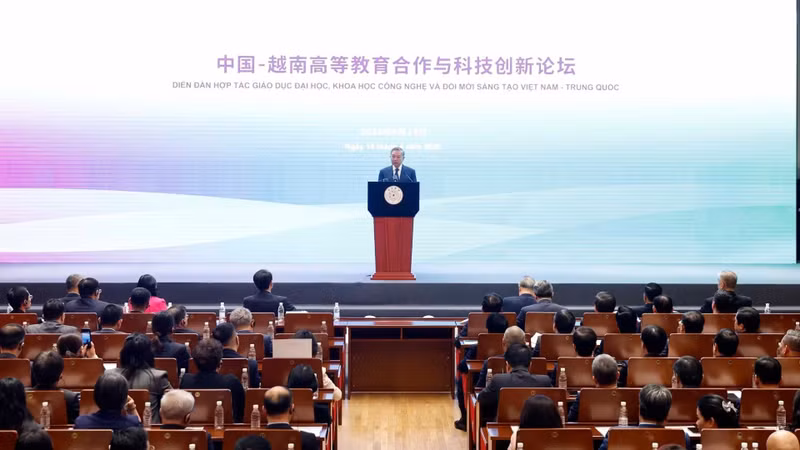 越共中央总书记、国家主席苏林在中国清华大学发表演讲。