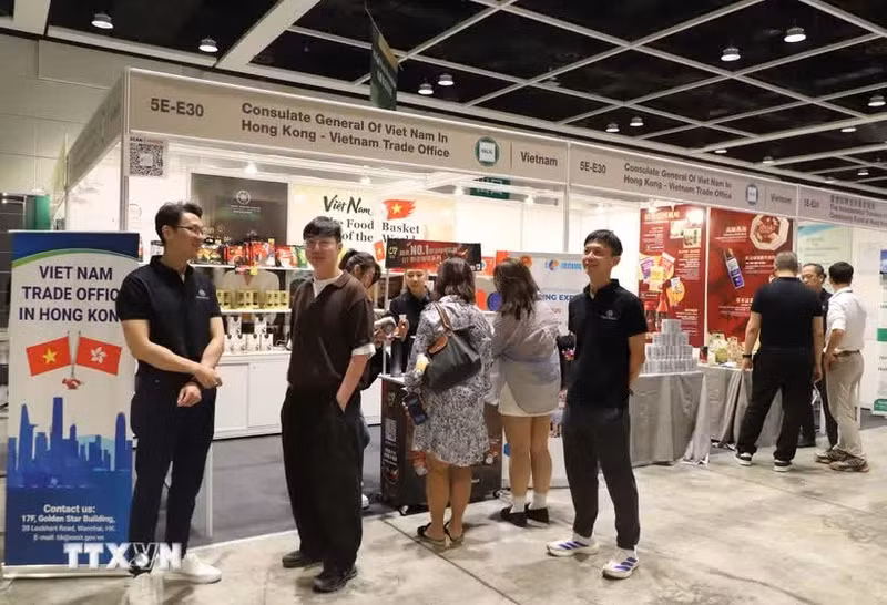 游客参观越南展位。（图片来源：越通社）