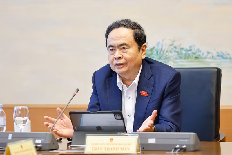 国会主席陈青敏在讨论会上发表讲话。（图片来源：越通社）