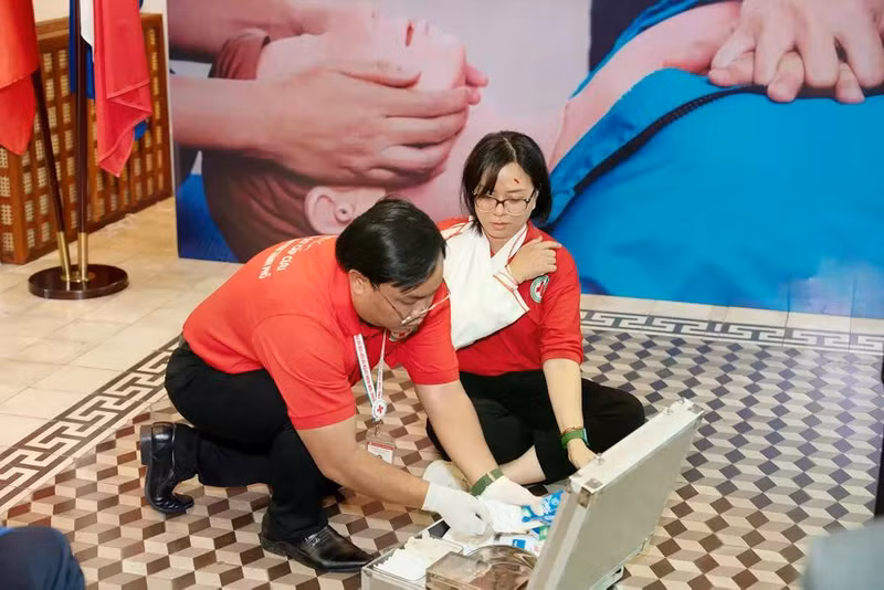 法越建立社区急救网络，对医药专业大学生进行标准化的急救技能培训。（图片来源：民智报）