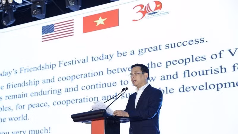 越南友好组织联合会副主席董辉钢发表讲话。