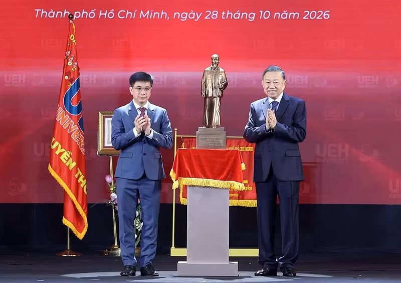 苏林总书记、国家主席向胡志明市经济大学授予一等劳动勋章。（图片来源：越通社）
