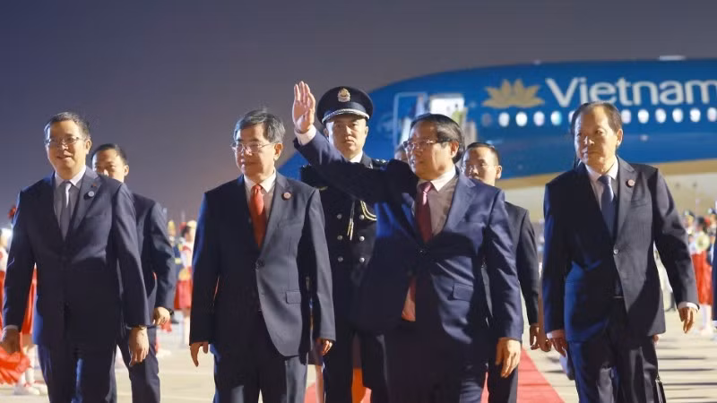 越南政府总理范明正抵达中国天津，开始出席上海合作组织峰会之行。（图片来源：越通社）