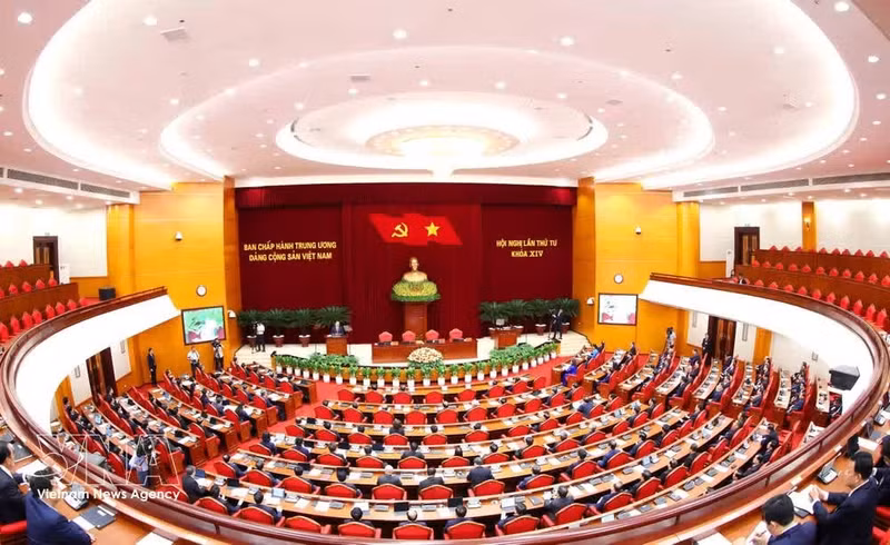 越共十四届四中全会议讨论《服务国家快速可持续发展的重点行业与领域人才引进、使用及培养国家战略》提案。（图片来源：越通社）