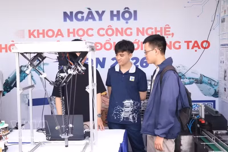 岘港理工大学（岘港大学）学生在2026年岘港理工科技、创新创业节上展示科技产品。（图片来源：越通社）