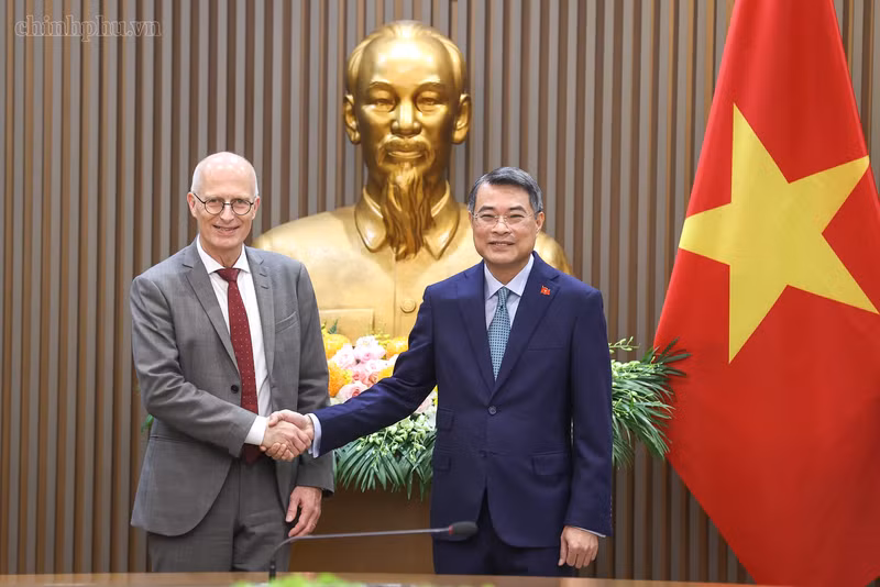 越南政府总理黎明兴会见德国汉堡市市长彼得•琛彻尔。（图片来源：VGP）