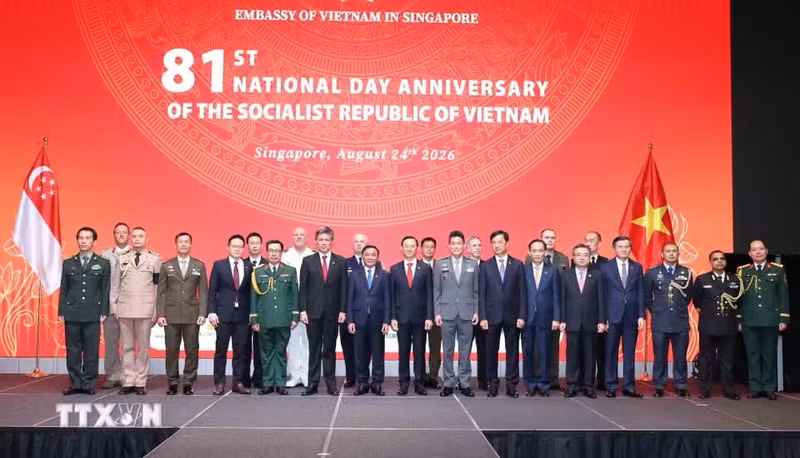 越共中央书记处常务书记陈锦秀与出席活动的各位代表合影。（图片来源：越通社）