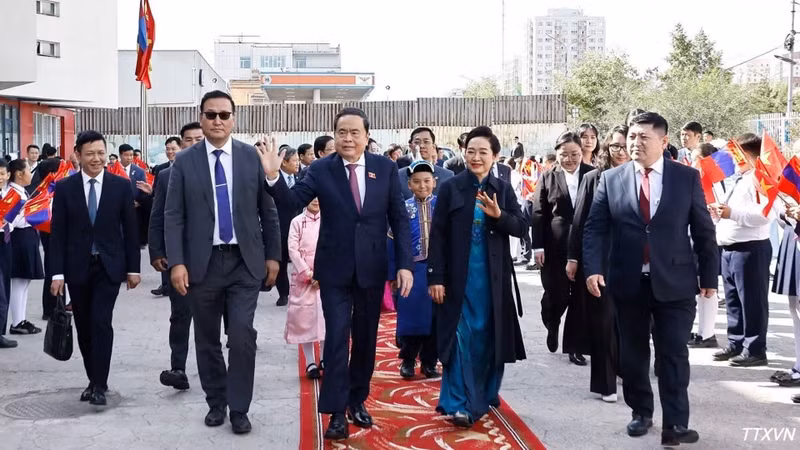 越南国会主席陈青敏参访蒙古国以胡志明主席命名的学校。