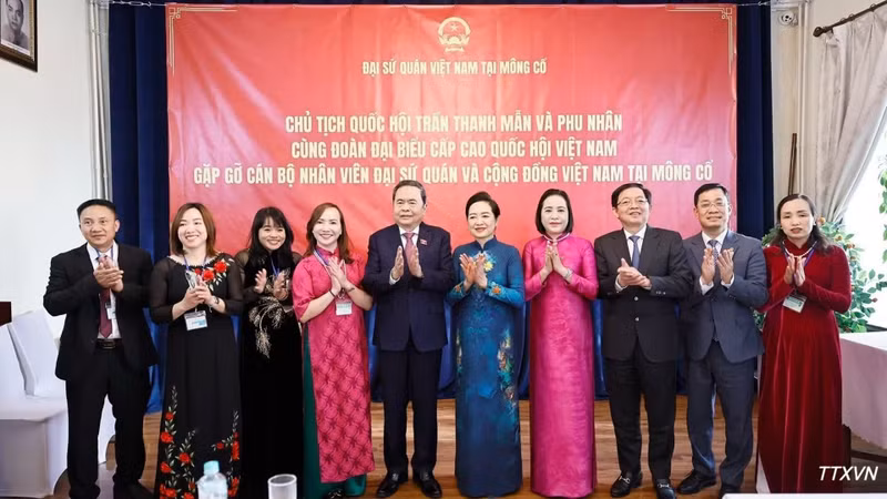 越南国会主席陈青敏同夫人和各位代表合影。