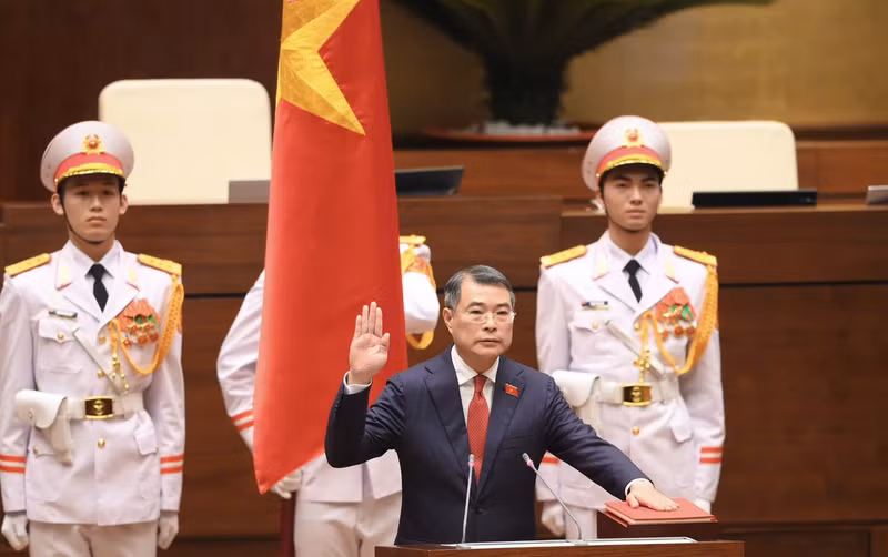 新任政府总理黎明兴宣誓就职。