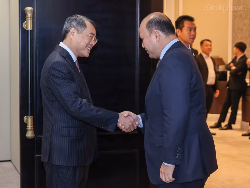 越南政府总理黎明兴会见柬埔寨副首相、青年联合会主席洪玛尼。（图片来源：VGP）