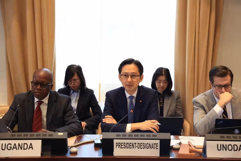 越南常驻联合国代表团团长、《不扩散核武器条约》第十一次审议大会候任主席杜雄越大使在联合国日内瓦办事处主持与各地区及成员国的磋商活动。（图片来源：越通社）