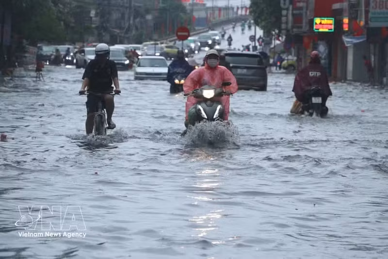 海防市安边坊念桥桥头区域被水淹没。（图片来源：越通社）