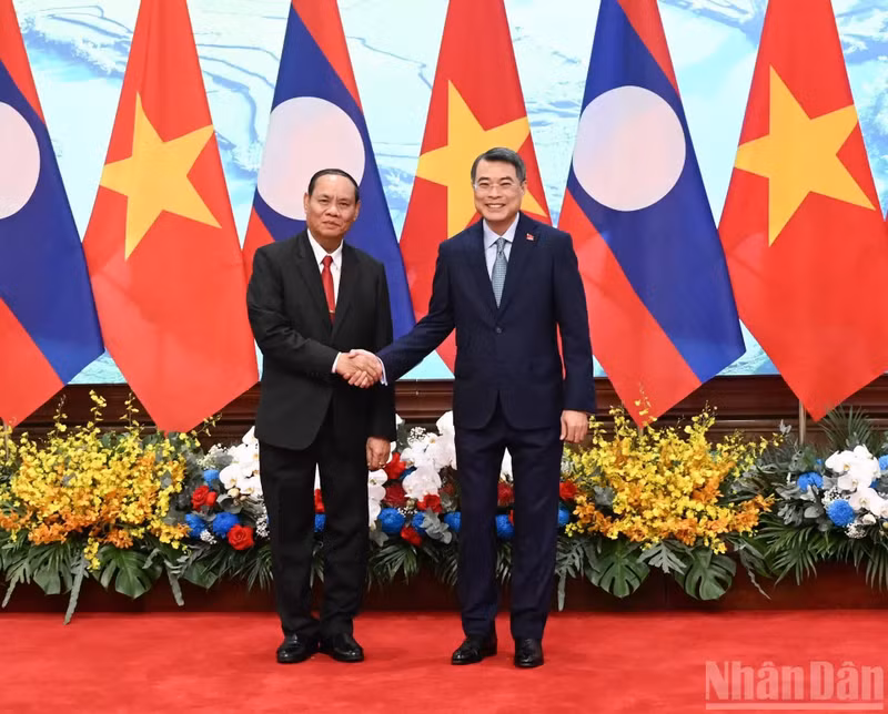 越南政府总理黎明兴会见老挝人民革命党中央书记处常务书记维莱·拉坎丰。