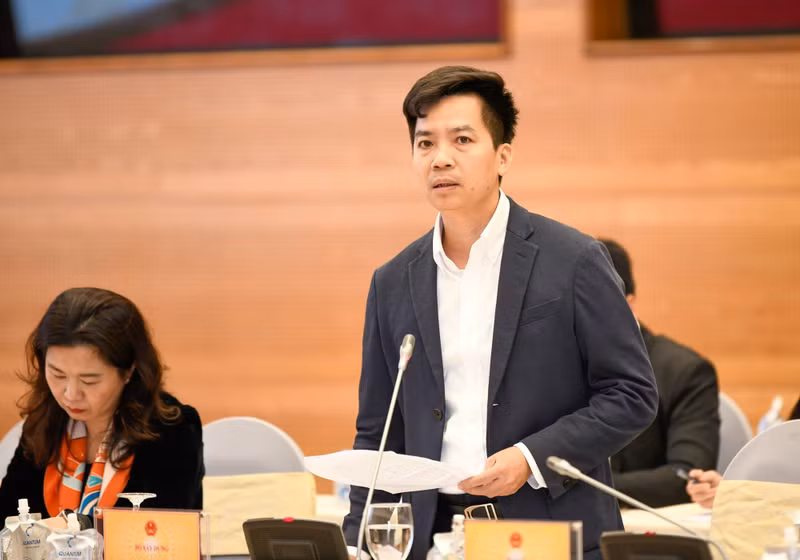 越南建设部住宅和房地产市场管理局副局长何光兴发言。（图片来源：VGP）