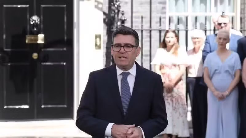 2026年7月20日，英国新任首相安迪·伯纳姆在伦敦唐宁街10号发表就任后的首次讲话。