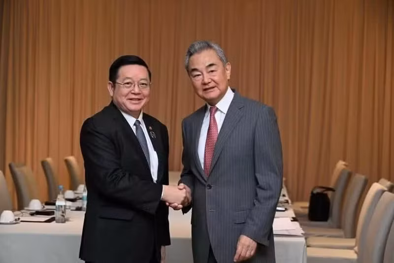 东盟秘书长高金洪与中共中央政治局委员、中国外交部长王毅。（图片来源：Asean.org）