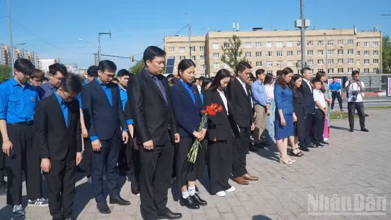 纪念胡志明主席诞辰136周年: 敬献花篮仪式在俄罗斯举行。